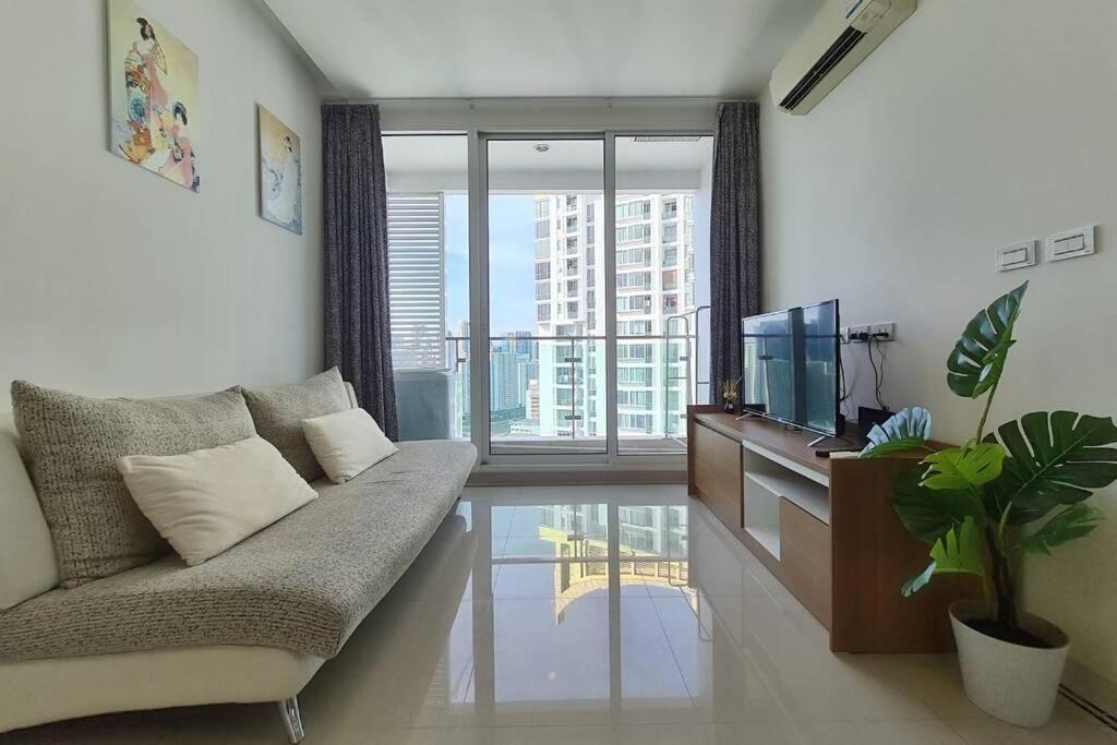 The Muji Inspired 1 Bedroom : Pool/wifi/rama9/rca *